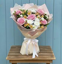 Букет цветов из:  Гвоздики, Орхидеи и Розы в Куженере