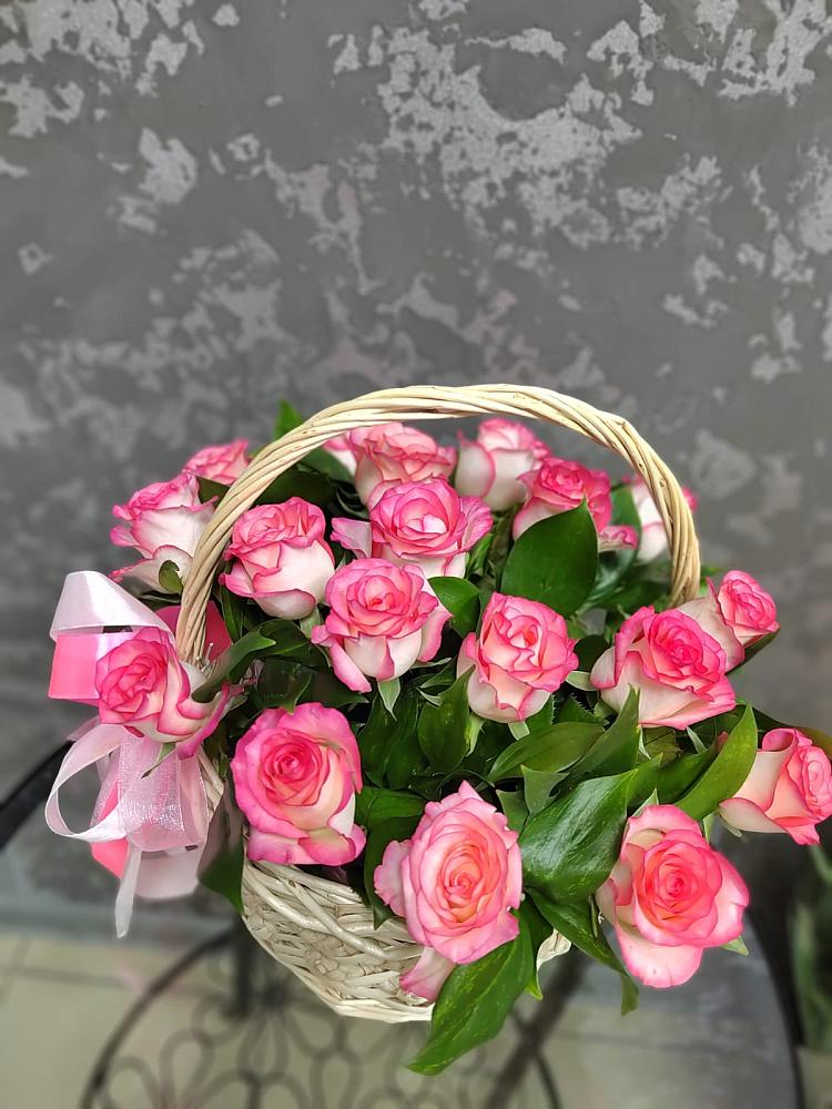 Цветочная композиция из Розы в корзине в Куженере