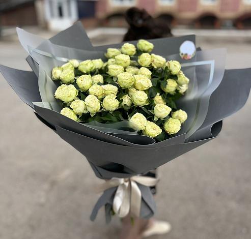 Букет Белые кустовые розы Солинеро в Куженере