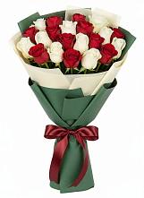 Букет Микс из красных и белых роз в Куженере