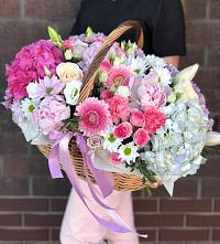Композиция солнечный день в Куженере Цветочная композиция из Розы, Хризантемы, Пионы и Лизиантусы в корзине в Куженере