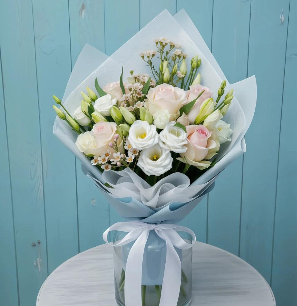 Букет цветов из: Розы и Лизиантусы в Куженере