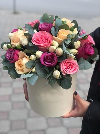 Цветочная композиция из Розы в шляпной коробке в Куженере