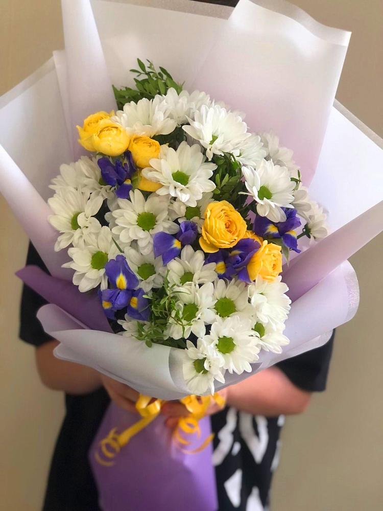 Букет цветов из: Ирисы, Хризантемы и Розы в Куженере