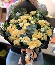 Букет птица счастья в Куженере Букет цветов из: Розы и Лизиантусы в Куженере