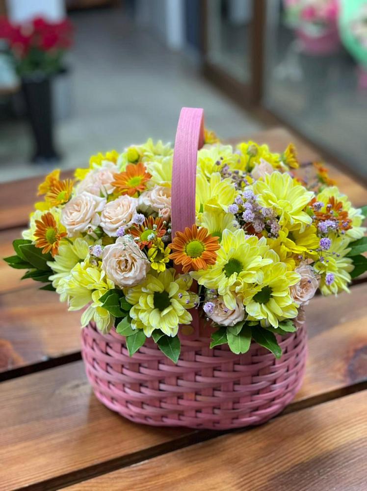 Цветочная композиция из Хризантемы и Розы в корзине в Куженере