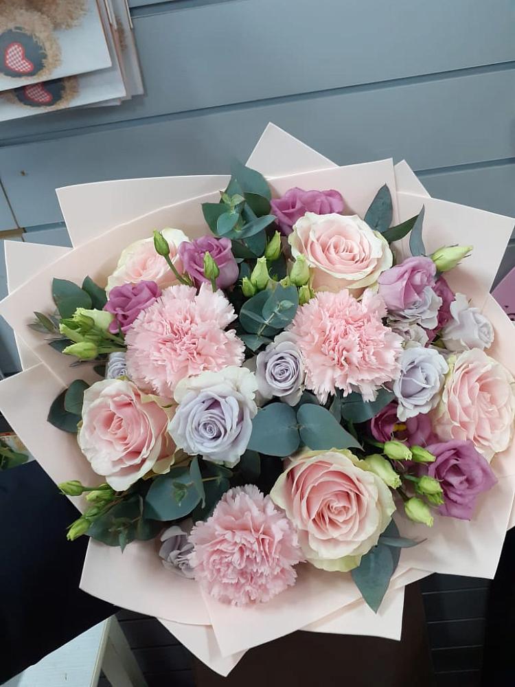 Букет цветов из: Розы, Гвоздики и Лизиантусы в Куженере