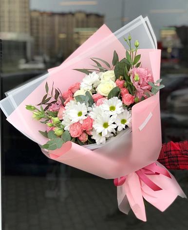 Букет цветов из: Розы, Лизиантусы и Хризантемы в Куженере