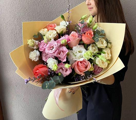 Букет цветов из: Розы, Лизиантусы и Гвоздики в Куженере